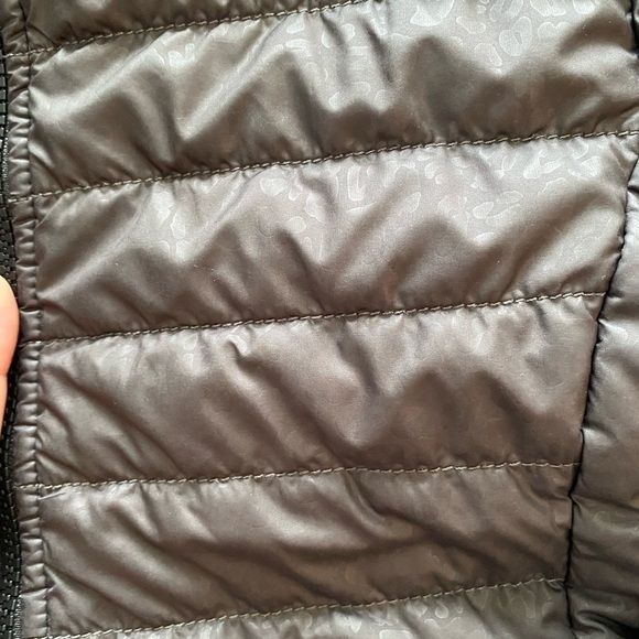 THE NORTH FACE Women’s Leopard Printed Mossbud Reversible Jacket - Picture 3 of 16